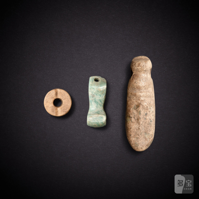 Three jade and hardstone pendants, Neolithic period, Hongshan culture | 新石器時代 紅山文化 玉石器三件 - 图2